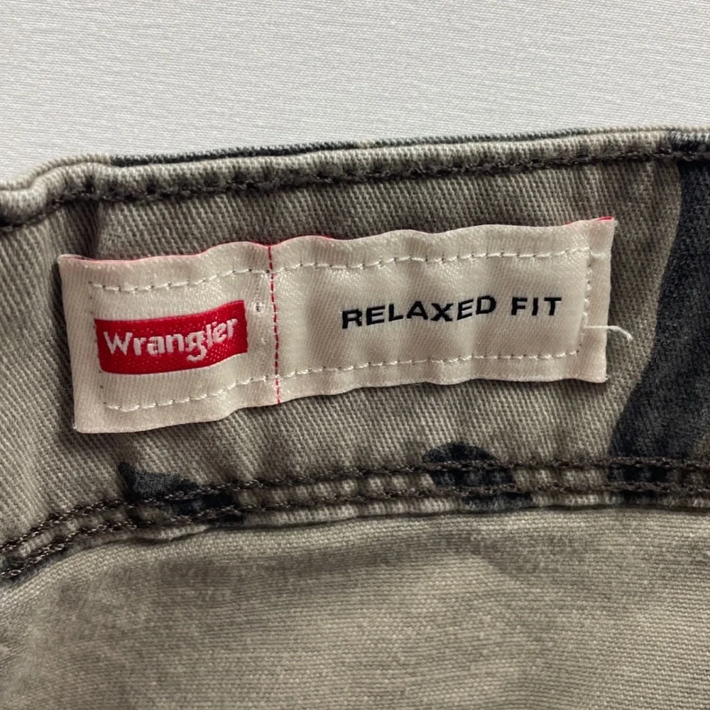 Wrangler Mens Relaxed Fit Camo Cargo Shorts Green Brown Size 44x10 112336219